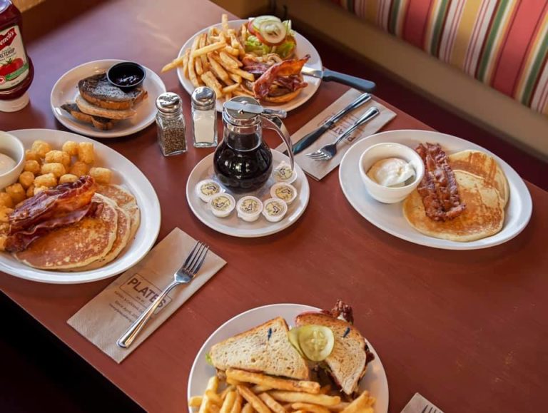 Plates Eatery Courtenay dining service